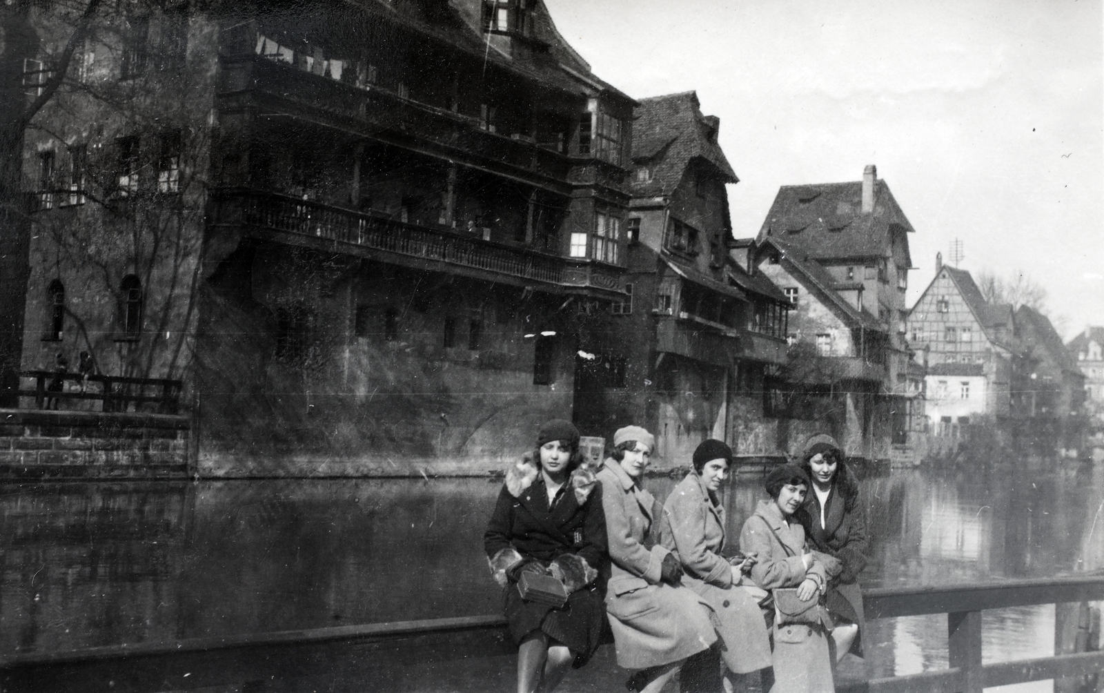 Németország, Nürnberg, Pegnitz-folyó, Schütt sziget, kilátás a Spitalbrücke-től. A túlparton lévő házak helyén ma a Leo-Katzenberg-Weg található., 1930, Kieselbach Gyula, korláton ülni, Fortepan #191646