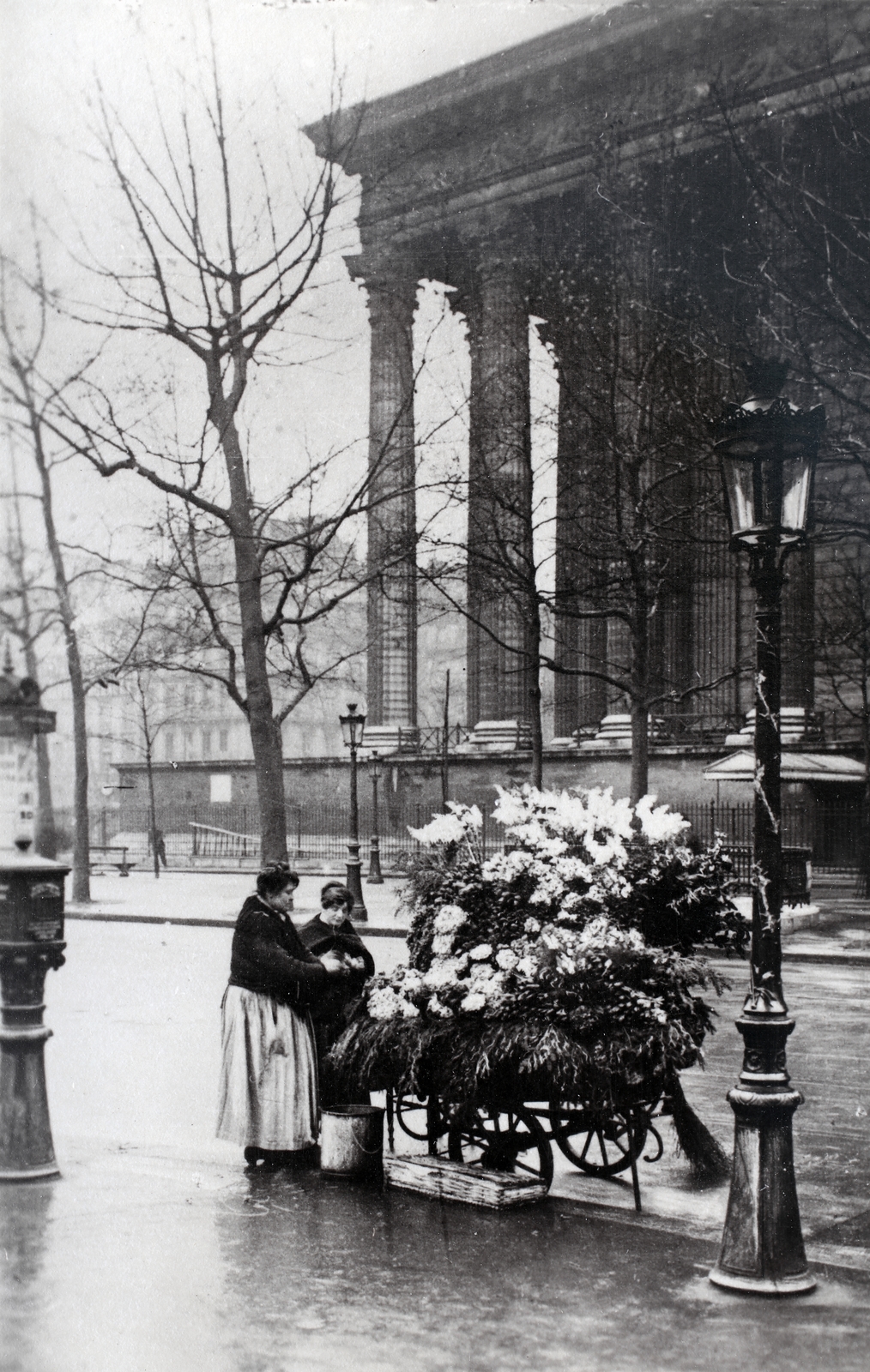 France, Paris, Place de la Madeleine, a felvétel a Madeleine-templom előtt készült., 1930, Kieselbach Gyula, florist, Fortepan #191655