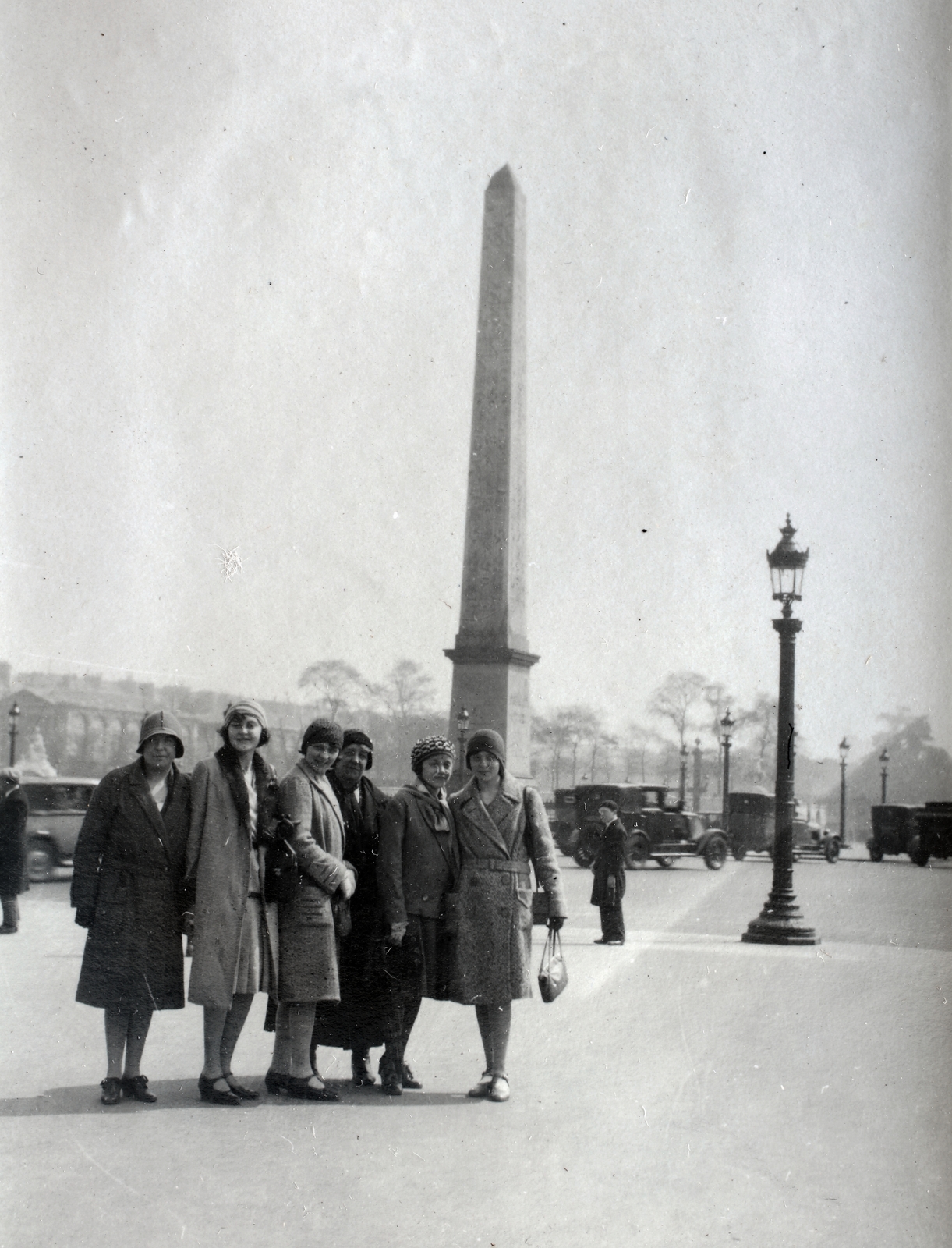 France, Paris, Place de la Concorde, középen az obeliszk., 1930, Kieselbach Gyula, women, Obelisk, lamp post, tableau, Fortepan #191656