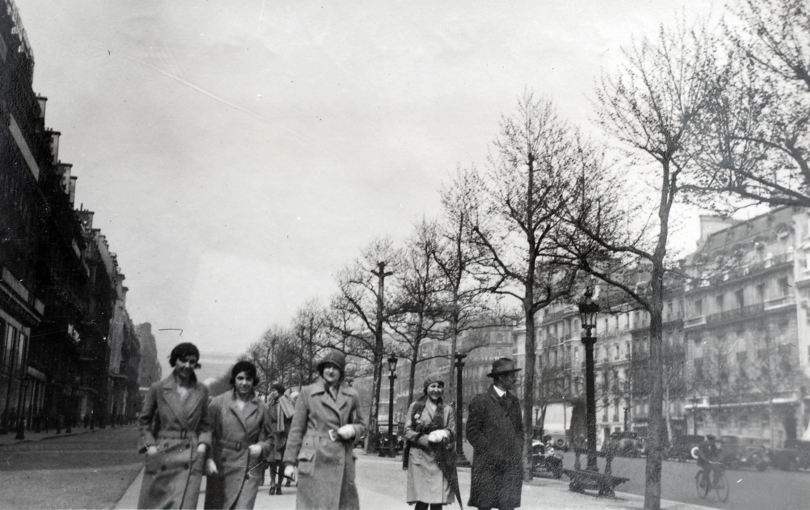 Franciaország, Párizs, az Avenue des Champs-Élysées a Rue Lincoln-tól a Diadalív felé nézve., 1930, Kieselbach Gyula, fasor, városnézés, Fortepan #191657