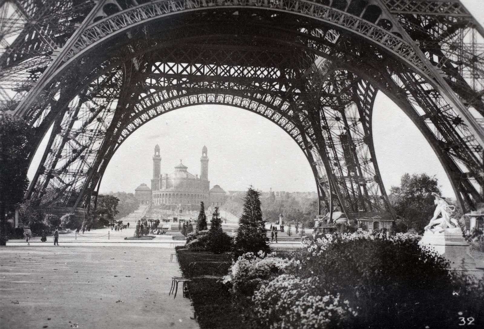 France, Paris, az Eiffel-toronytól az 1878-as Világkiállításra épült Trocadero palota felé nézve., 1930, Kieselbach Gyula, Fortepan #191659