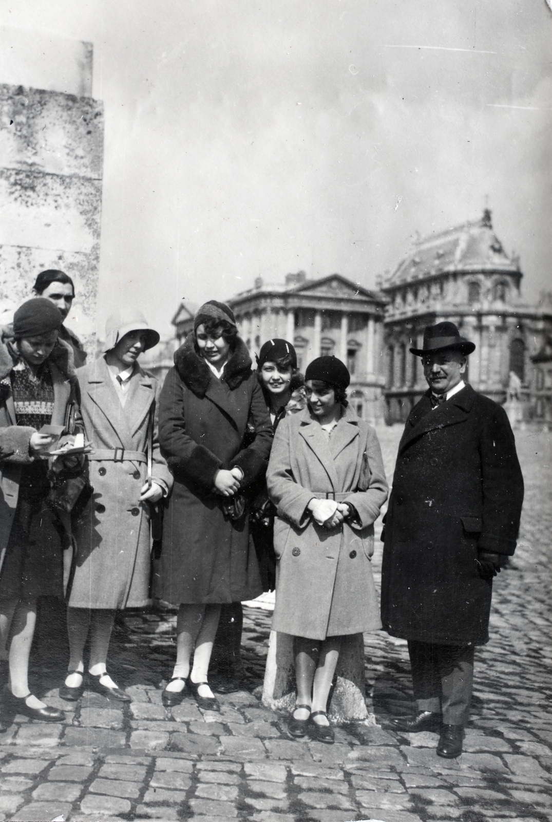 Franciaország, Versailles, Avenue de Paris, háttérben a kastély részlete látszik., 1930, Kieselbach Gyula, csoportkép, kockakő, Fortepan #191661