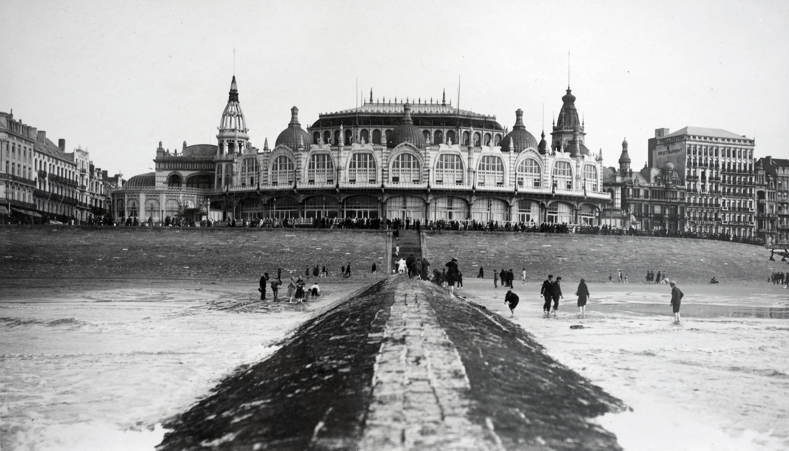 Belgium, Oostende, az Északi-tenger partja, szemben középen a Kursaal., 1930, Kieselbach Gyula, épületdísz, tengerpart, Best of, Fortepan #191666
