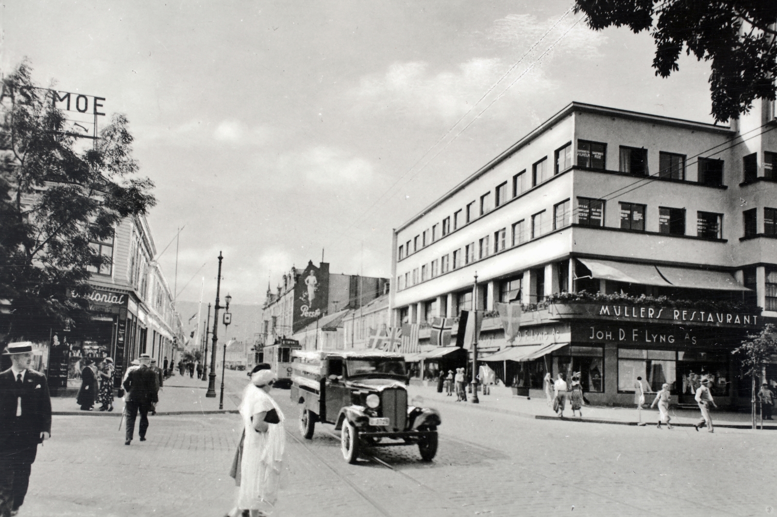 Norway, Trondheim, Olav Tryggvasons gate, jobbra a Nordre gate torkolata. A sarkon a Lysholmgården épülete (később bevásárlóközpont)., 1933, Kieselbach Gyula, Fortepan #191677