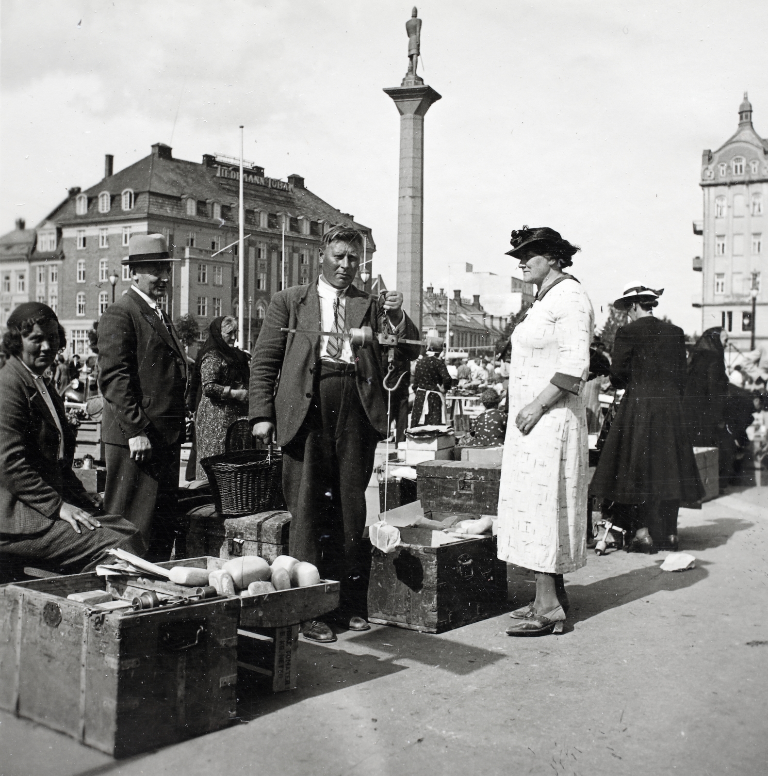 Norway, Trondheim, Kongens gate, középen Olav Tryggvason szobra., 1939, Kieselbach Gyula, market, Fortepan #191678