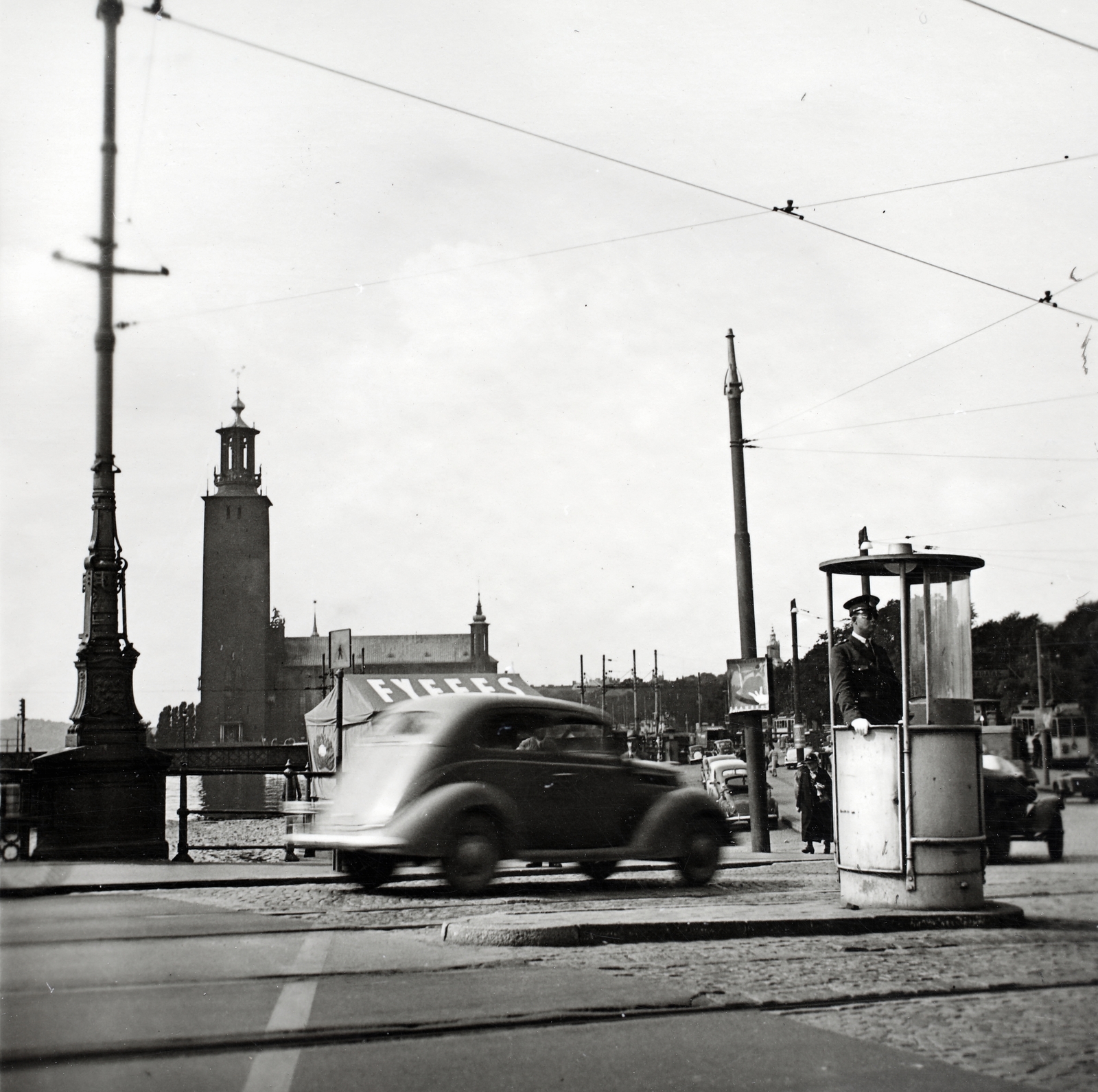 Sweden, Stockholm, a Vasabron északi hídfőjétől fényképezve, balra a Városháza., 1939, Kieselbach Gyula, cop, automobile, steeple, Fortepan #191681