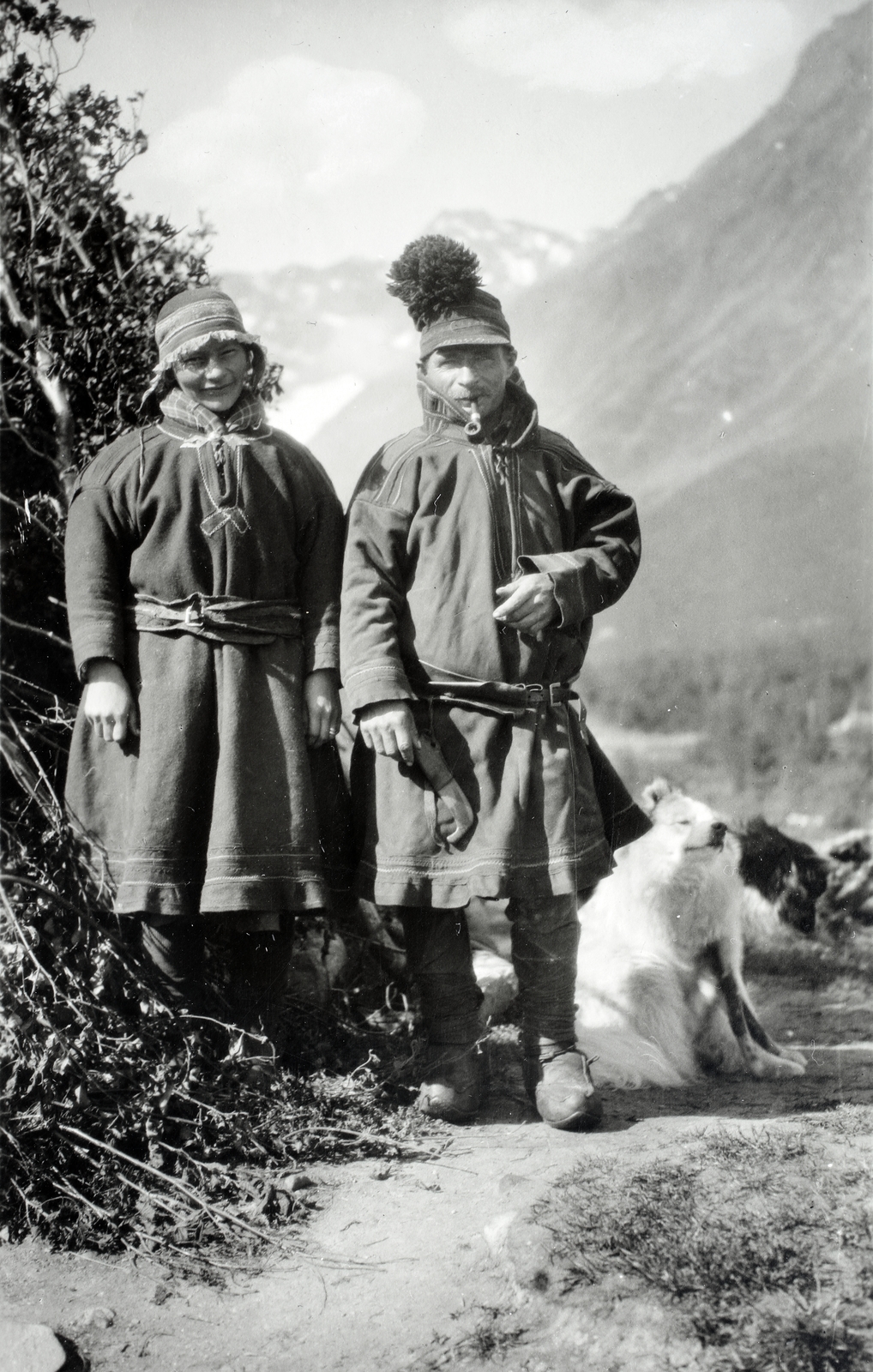 1935, Kieselbach Gyula, dog, folk costume, Sami folk ostume, Fortepan #191694