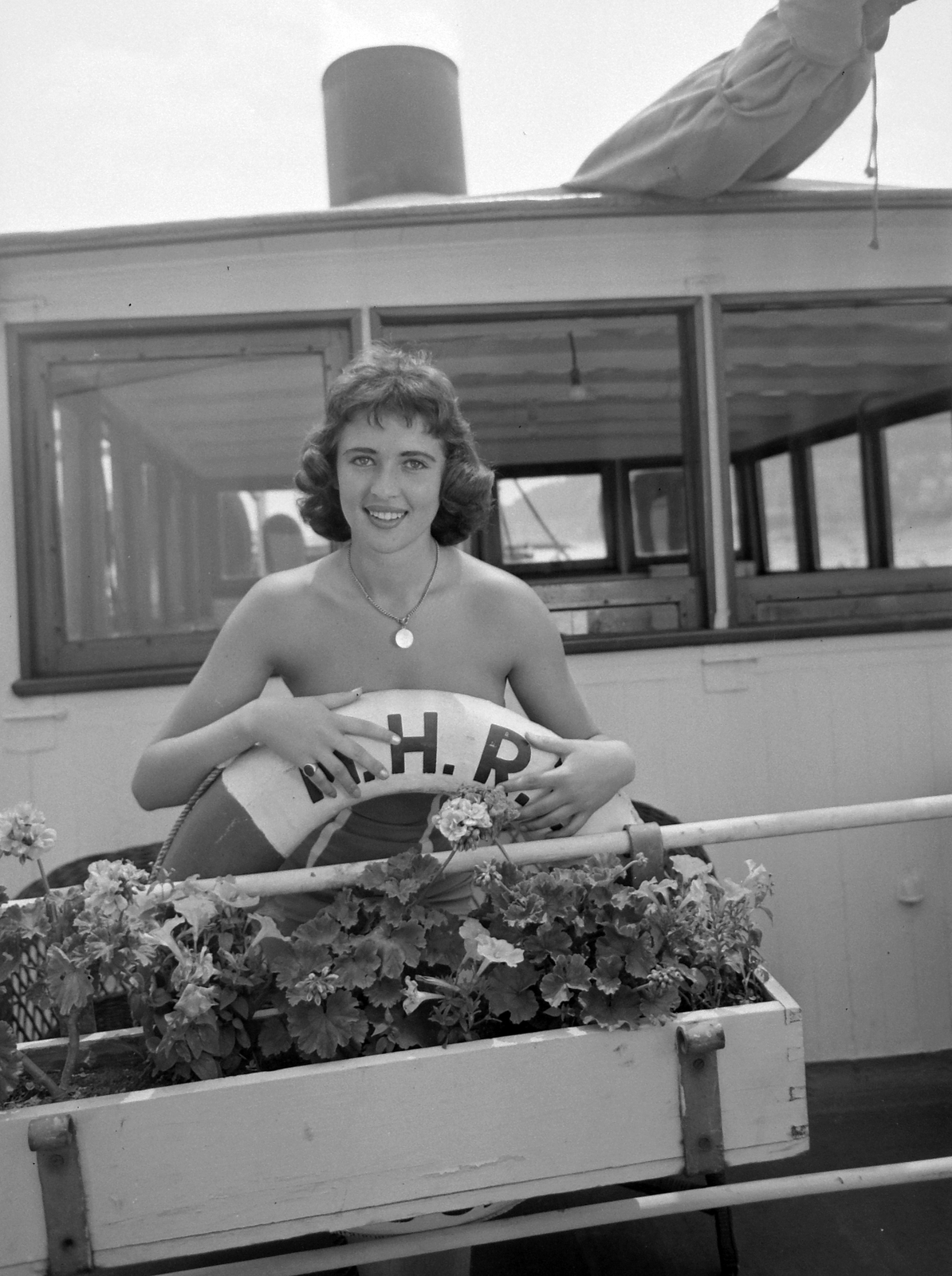 Hungary, Budapest V., Tímár Éva színművésznő a Szabadság gőzhajón., 1957, Kotnyek Antal, celebrity, ship, necklace, lifebelt, steamboat, Pelargonium, Szabadság/Zsófia/Princess Zsófia ship, Budapest, Fortepan #19170