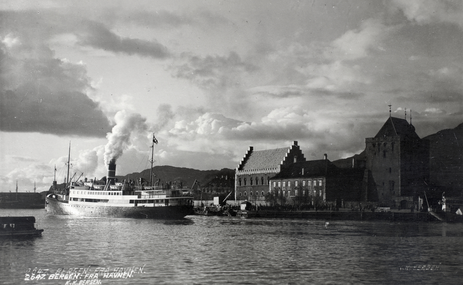 Norway, Bergen, az öböl (Vågen), kikötő. Szemben a Bergenhus erőd (Bergenhus festning), 1935, Kieselbach Gyula, port, label, clouds, steamboat, Fortepan #191702