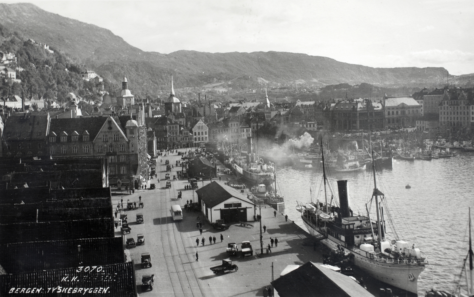 Norway, Bergen, Bryggen a Torget felé, szemben balról a Bergen domkirke és a Korskirken tornya., 1930, Kieselbach Gyula, Fortepan #191703