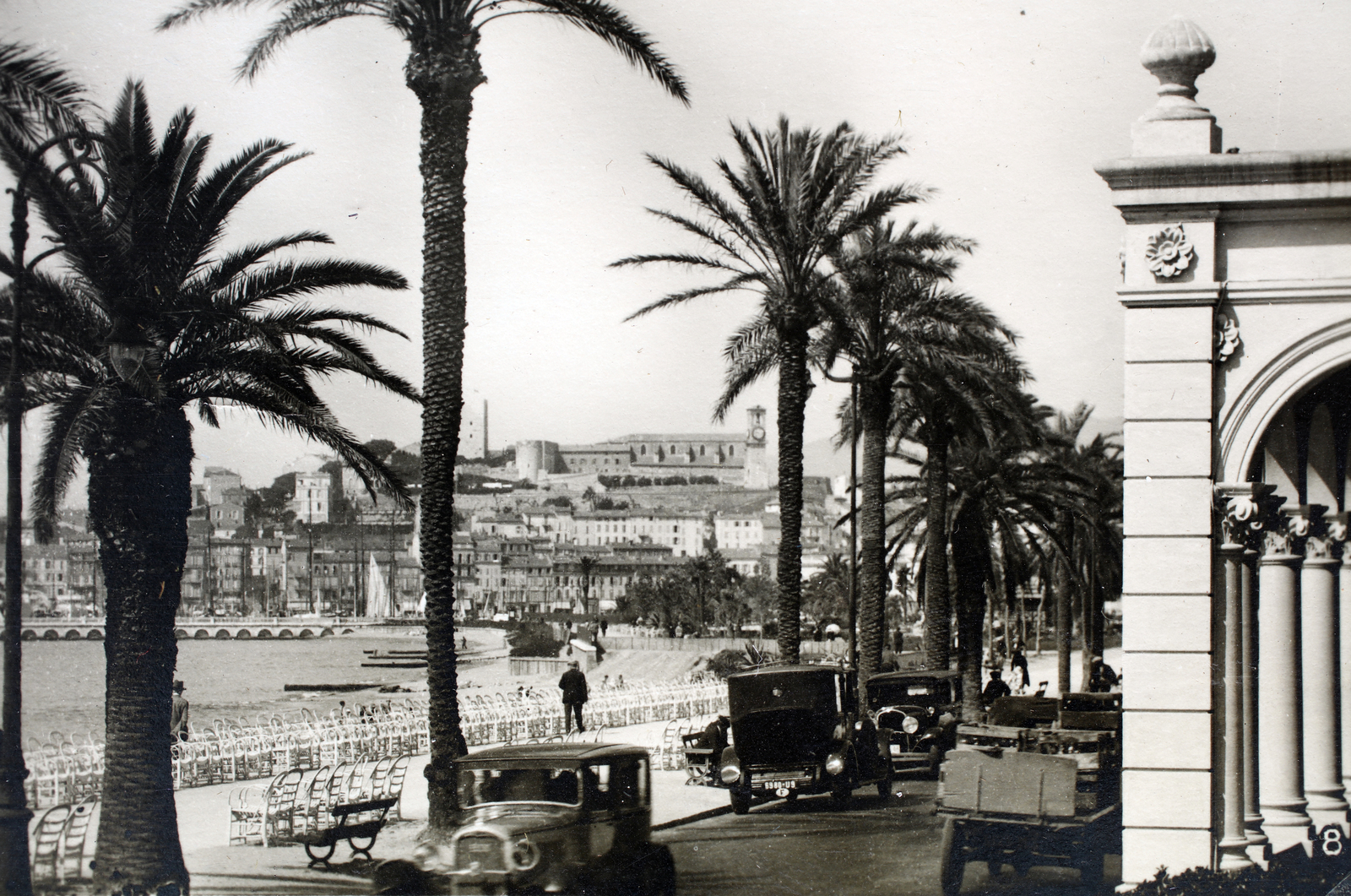 France, Cannes, a Croisette körút (Boulevard de la Croisette), háttérben fenn a vár., 1933, Kieselbach Gyula, Fortepan #191724