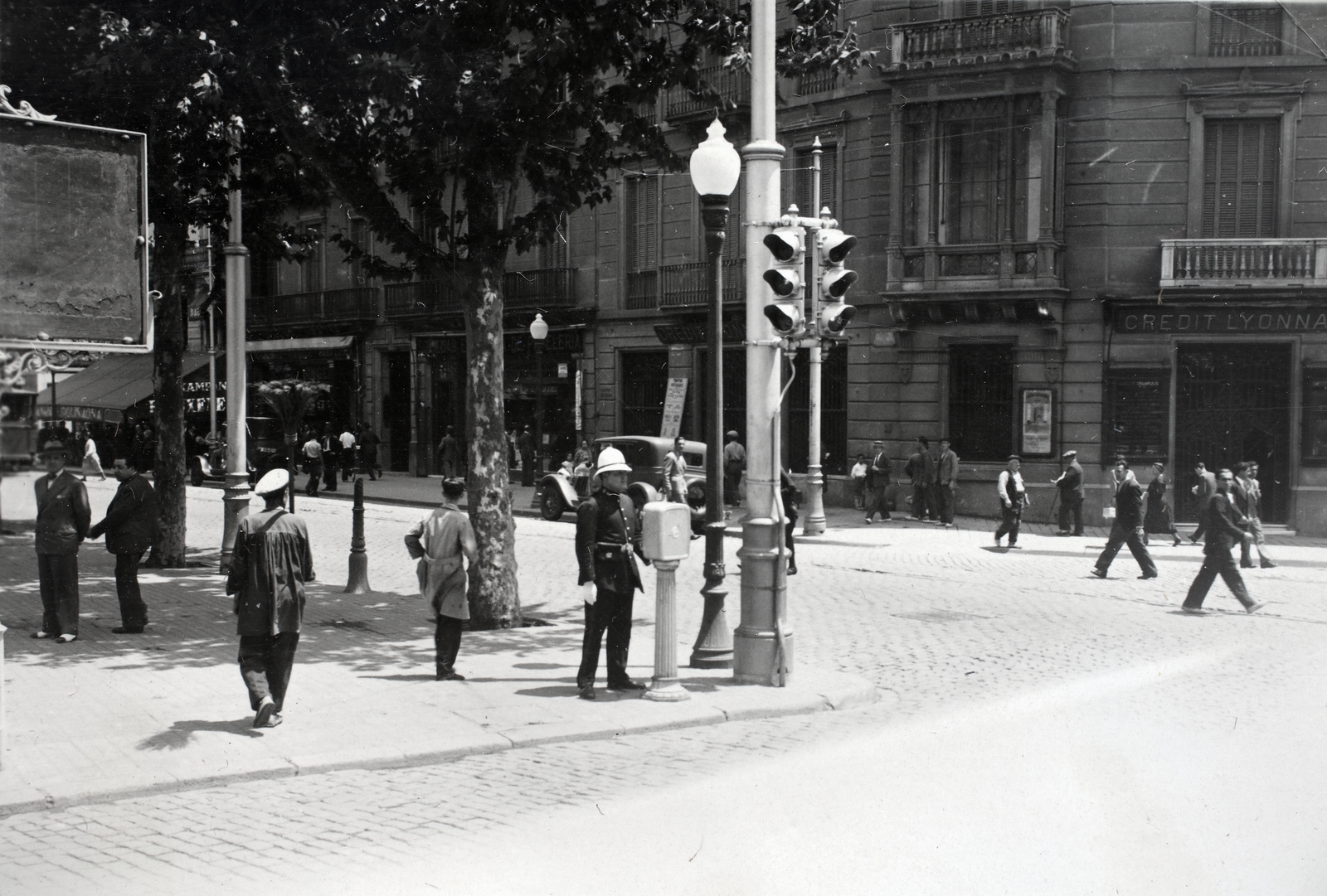 Spanyolország, Barcelona, Plaça d'Urquinaona., 1933, Kieselbach Gyula, rendőr, Fortepan #191725