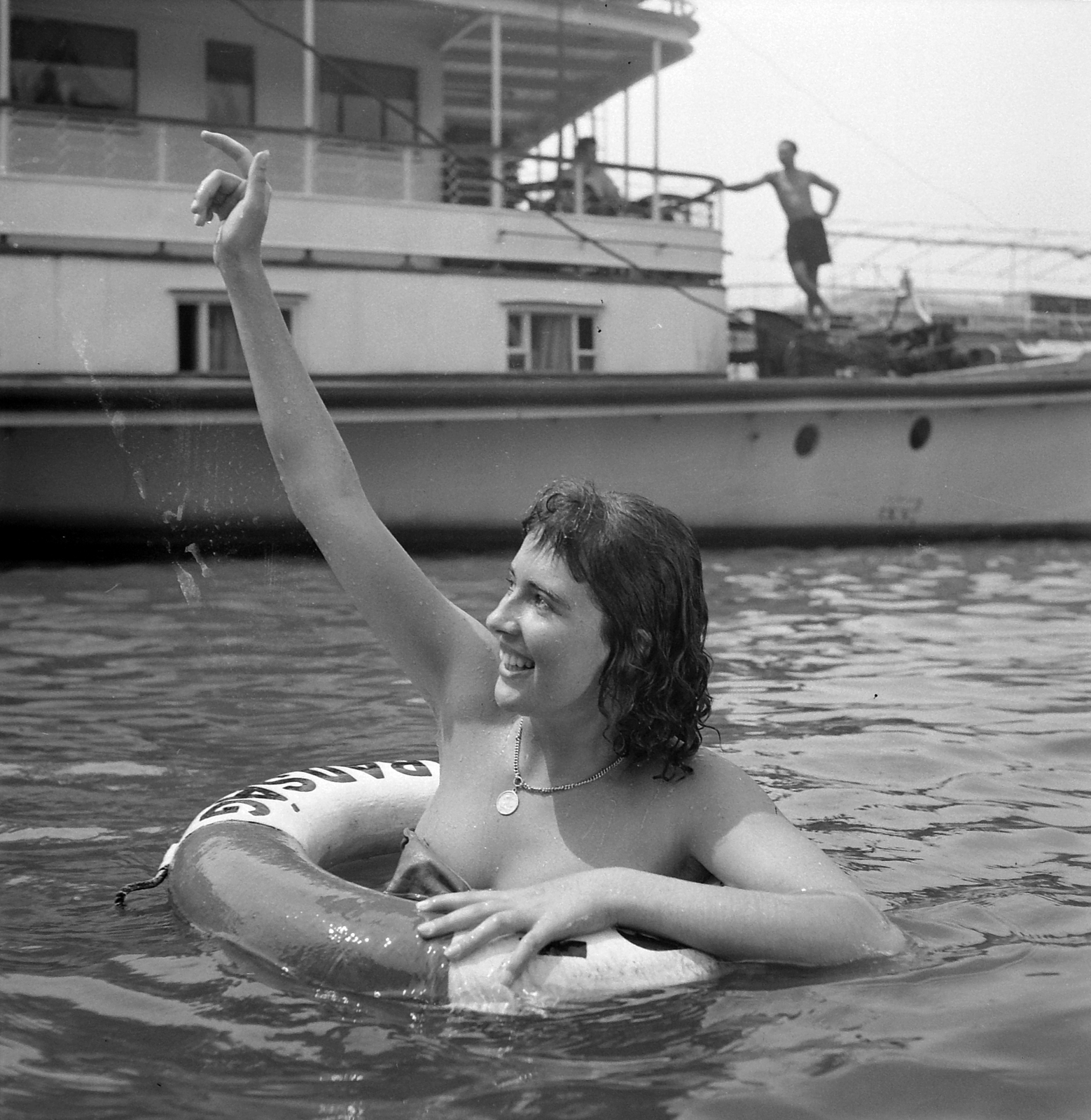 Hungary, Budapest V., Tímár Éva színművésznő és a Szabadság gőzhajó., 1957, Kotnyek Antal, celebrity, ship, necklace, lifebelt, steamboat, Szabadság/Zsófia/Princess Zsófia ship, Budapest, Fortepan #19176