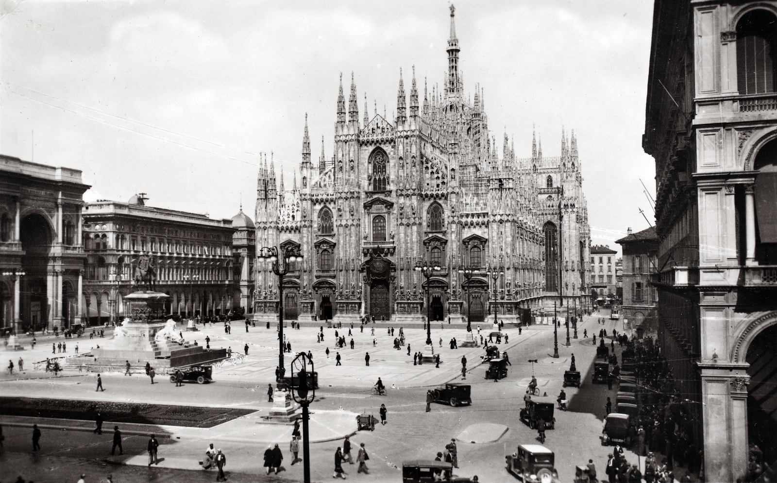 Italy, Milan, Dóm tér (Piazza del Duomo), szemben a Dóm., 1933, Kieselbach Gyula, bicycle, tram, automobile, Fortepan #191764