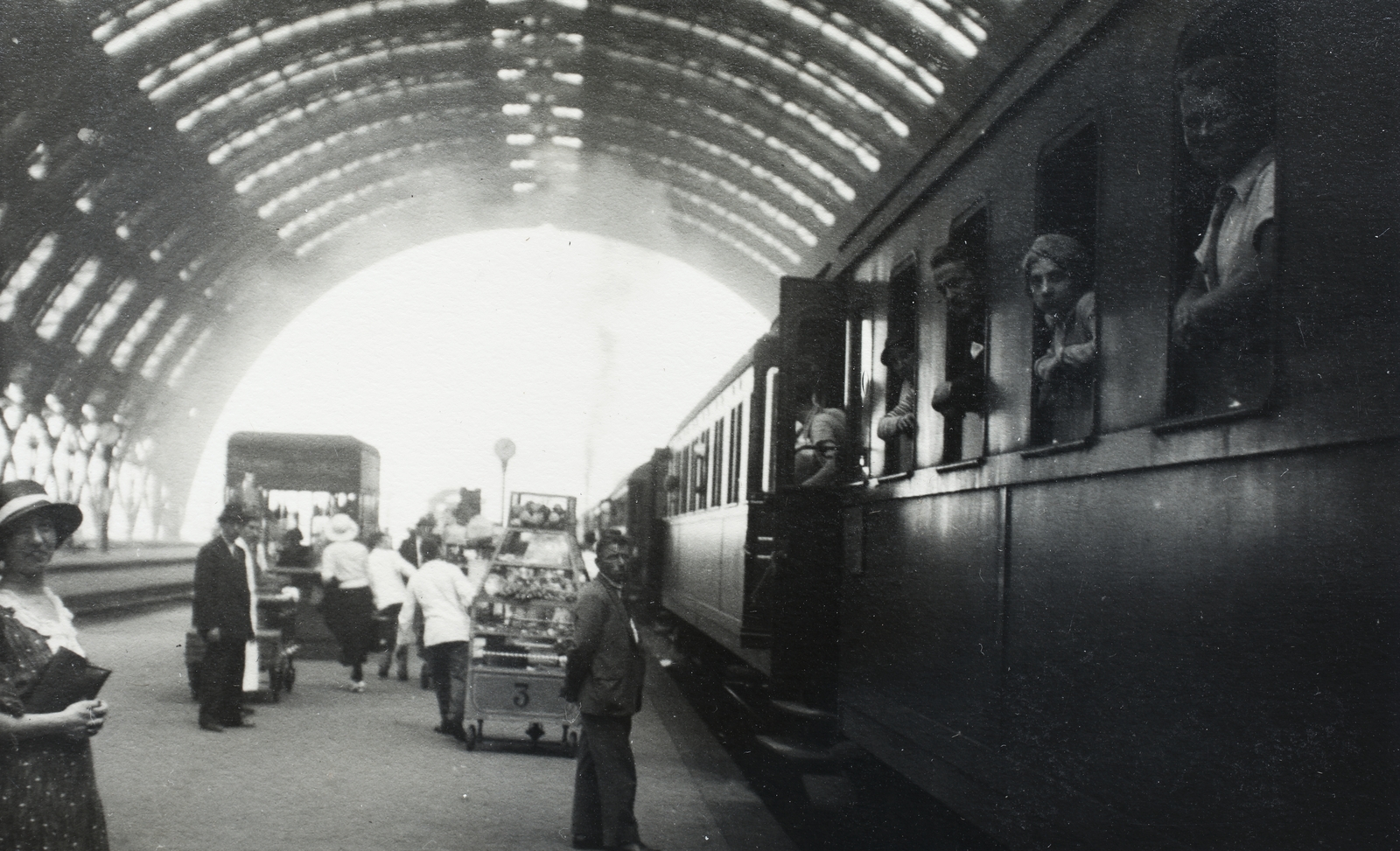 Italy, Milan, Központi pályaudvar (Stazione di Milano Centrale)., 1933, Kieselbach Gyula, buffet car, train station, Fortepan #191765