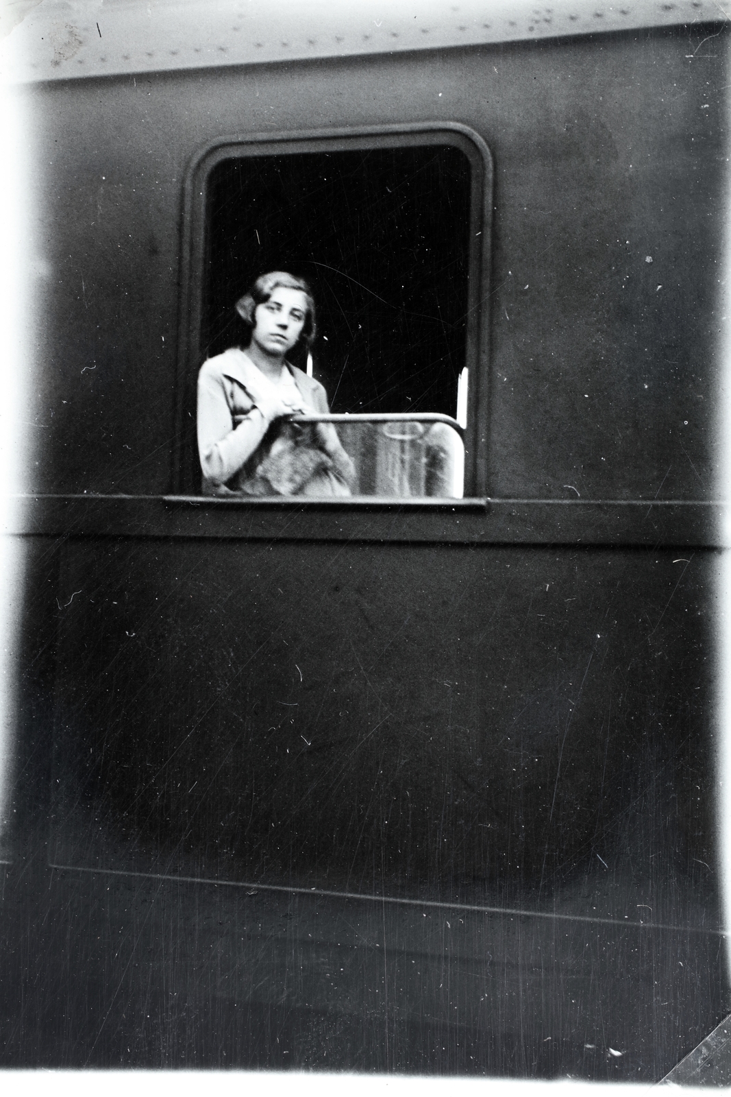 Italy, Milan, 1933, Kieselbach Gyula, rail, Conga line, daydreaming, leaning out of the window, Fortepan #191768