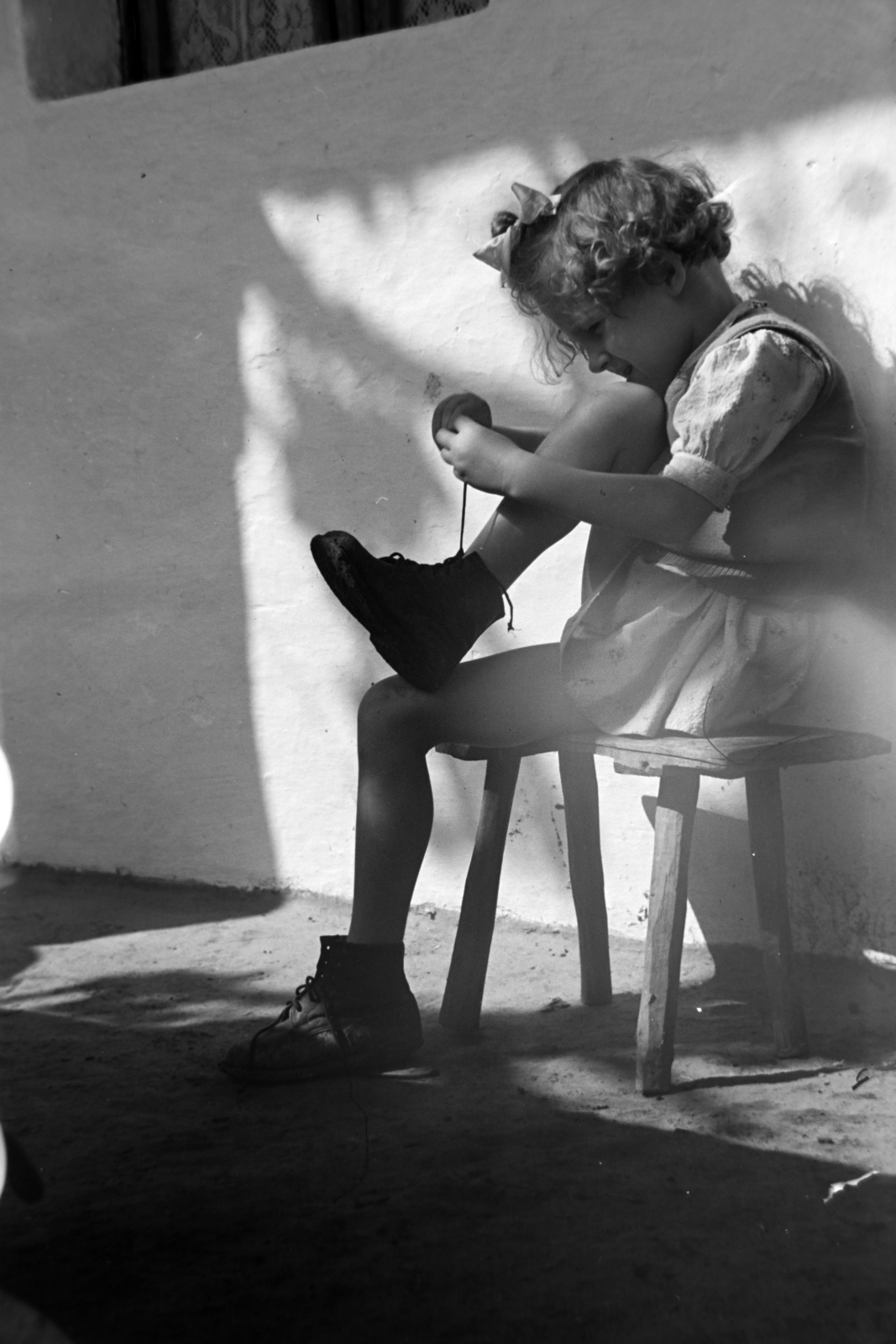 1954, Kriss Géza, bench, tie shoe laces, Fortepan #191781