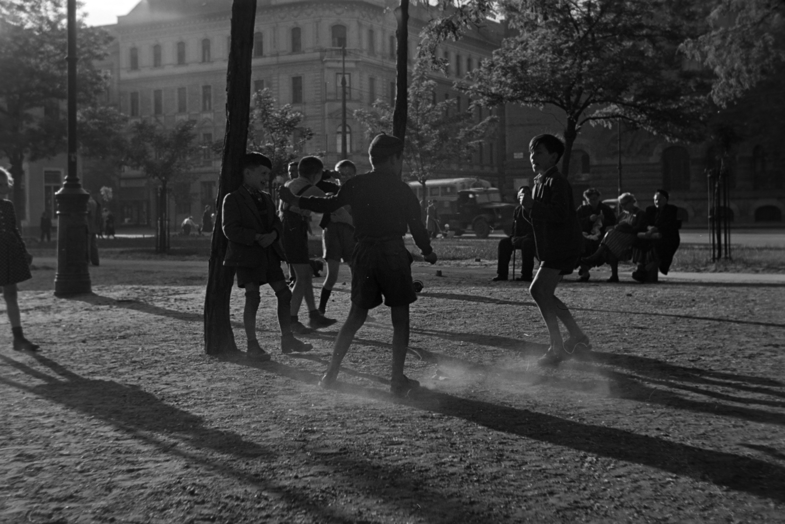 Hungary, Budapest VIII., Horváth Mihály tér, háttérben a Bacsó Béla (Német) utca torkolata., 1954, Kriss Géza, Budapest, boys, shorts, teenager, fight, Fortepan #191789