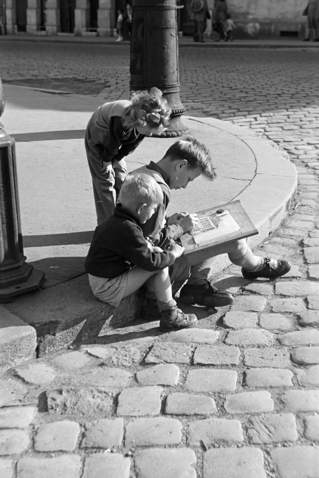 Hungary, Budapest I., Szentháromság tér - Tárnok utca sarok., 1954, Kriss Géza, kids, Budapest, curiosity, pavement, drawing board, Fortepan #191800