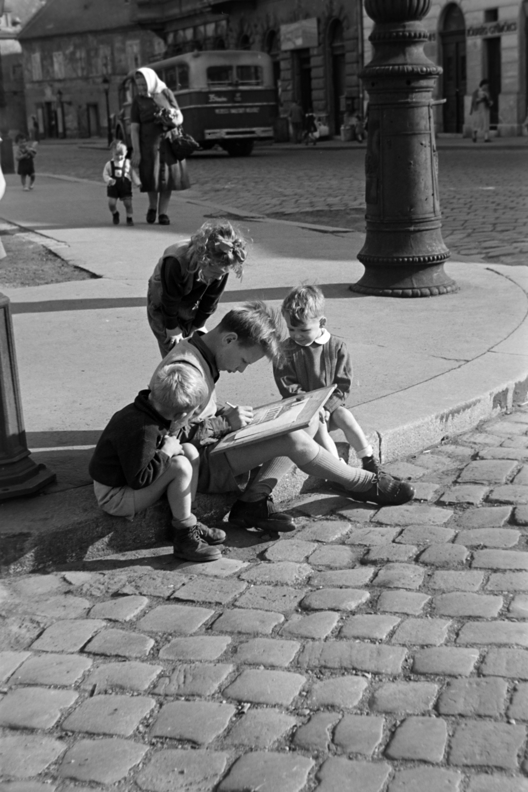 Hungary, Budapest I., Szentháromság tér, háttérben a Tárnok utca házsora., 1954, Kriss Géza, Budapest, Best of, kids, curiosity, pavement, drawing board, Fortepan #191802