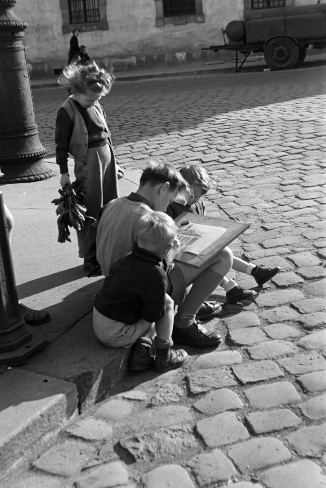 Hungary, Budapest I., Szentháromság tér - Tárnok utca sarok, háttérben a régi budai Városháza épülete., 1954, Kriss Géza, kids, Budapest, pavement, drawing board, Fortepan #191804