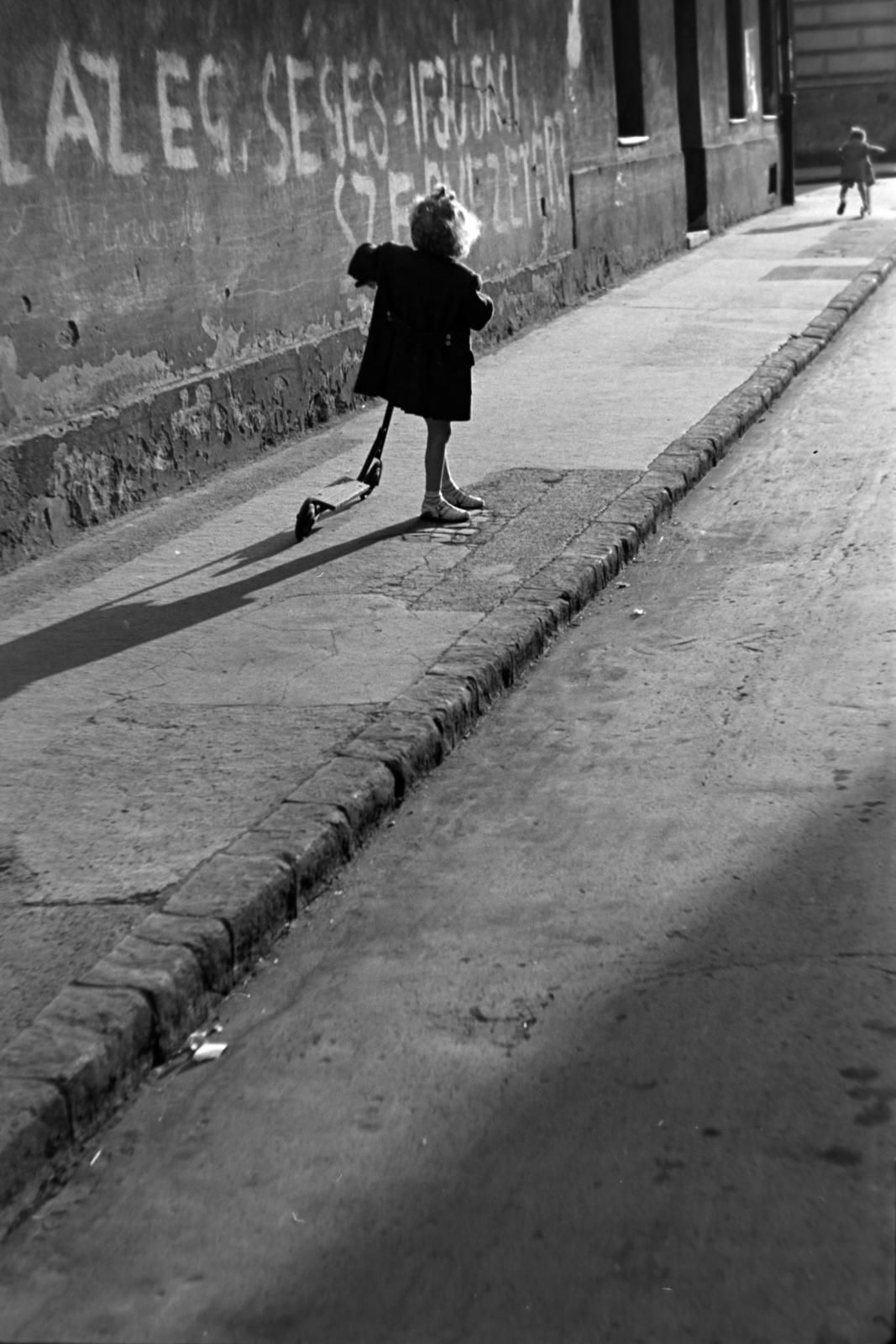 Hungary, Budapest VIII., Kis Stáció utca a Harminckettesek tere felé nézve, a kép jobb felső sarkában a Kisfaludy utca torkolata látszik., 1954, Kriss Géza, Budapest, girl, scooter, pavement, Fortepan #191808