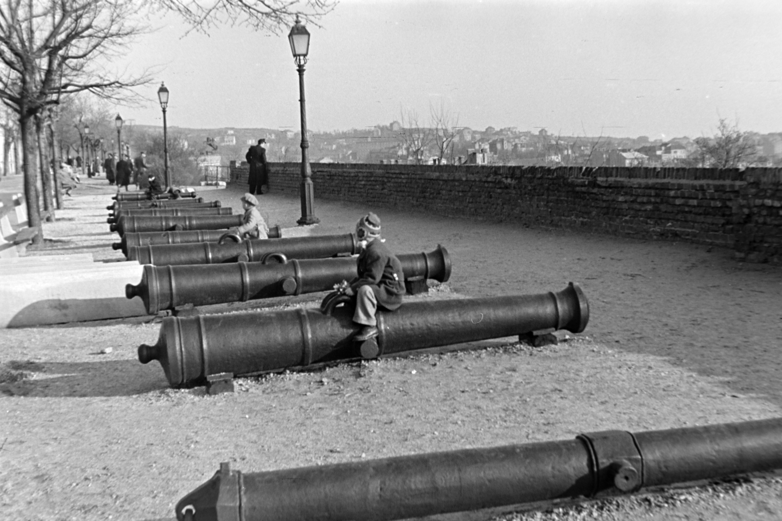 Hungary, Budapest I., Tóth Árpád sétány, történelmi ágyúk a Hadtörténeti Múzeum előtt., 1954, Kriss Géza, Budapest, kid, sitting on a cannon, Fortepan #191810