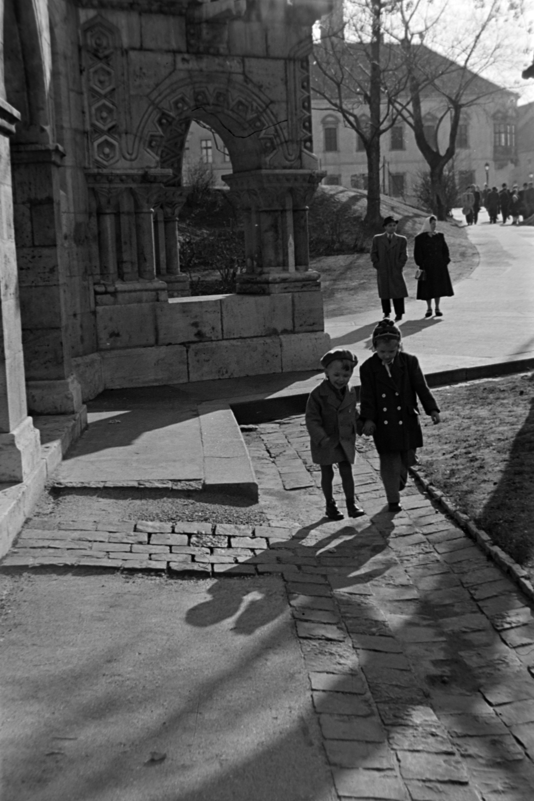 Hungary, Budapest I., Szentháromság tér a Halászbástya mellett a Tárnok utca sarok és a régi budai Városháza felé nézve., 1954, Kriss Géza, Budapest, kids, monument, Fortepan #191811