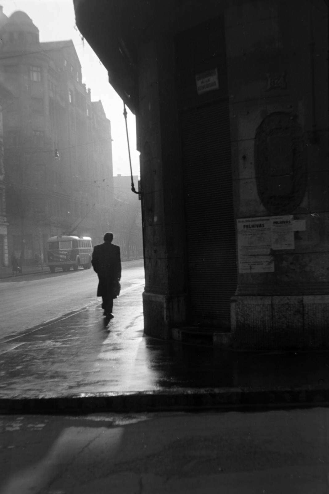 Hungary, Budapest VIII., a Baross utca a mára megszűnt Beniczky Lajos utca torkolatától a Koszorú utca felé nézve., 1954, Kriss Géza, Budapest, pavement, announcement, Fortepan #191815