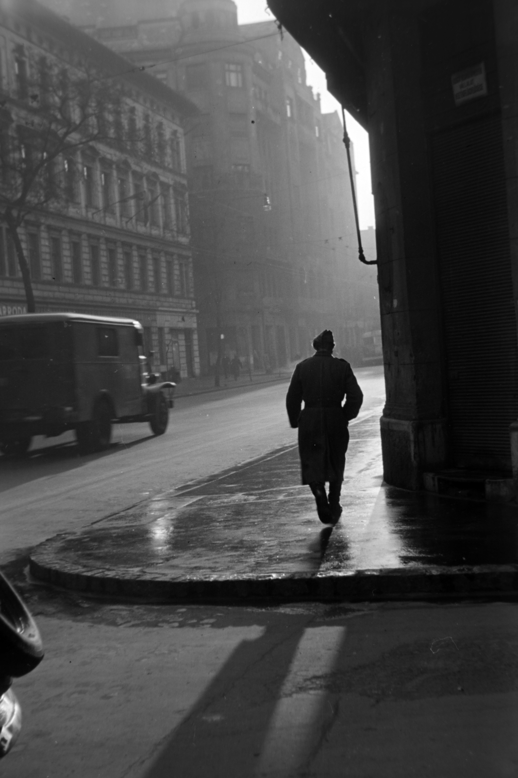 Hungary, Budapest VIII., a Baross utca a mára megszűnt Beniczky Lajos utca torkolatától a Koszorú utca felé nézve., 1954, Kriss Géza, Budapest, pedestrian, pavement, Fortepan #191818