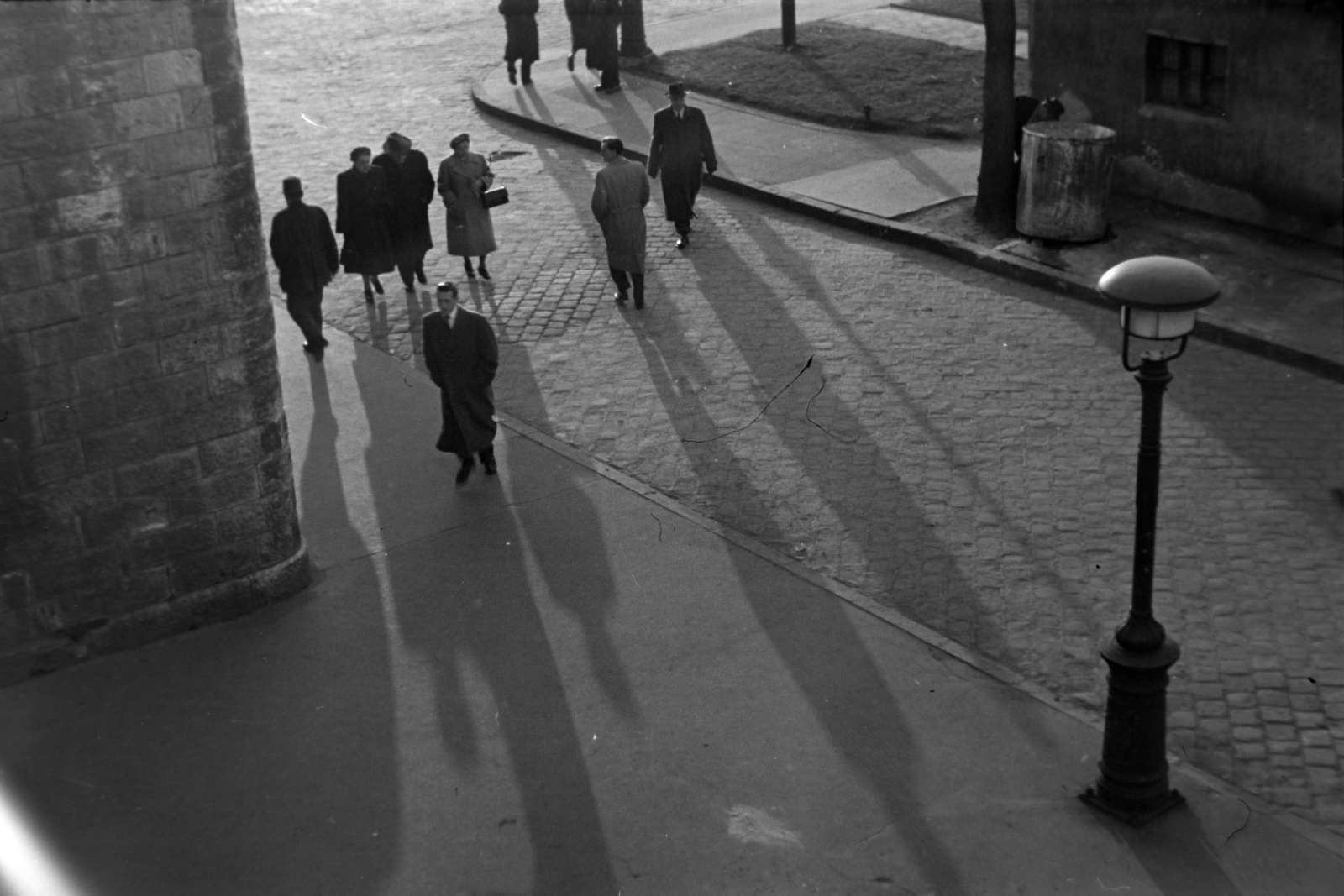 Hungary, Budapest V., a lerombolt Erzsébet híd pesti hídfőjének épen maradt lábazata., 1955, Kriss Géza, Budapest, shadow, pedestrian, street lamp, trench coat, Fortepan #191824