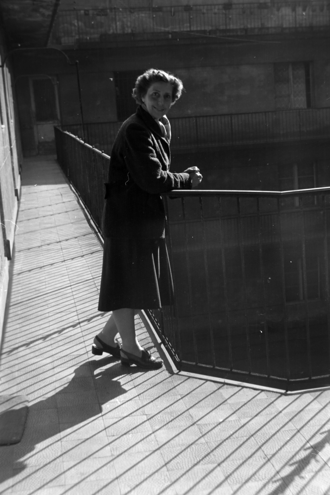 Hungary, Budapest VIII., a felvétel a Beniczky Lajos utca 3–5. számú házban készült., 1955, Kriss Géza, Budapest, railing, lady, courtyard balcony, looking back, Fortepan #191825