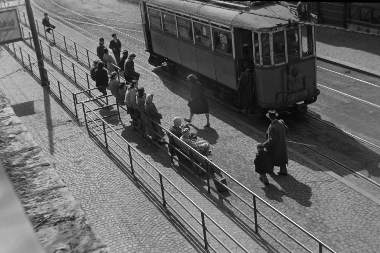 Hungary, Budapest XII., Zugliget, villamos-végállomás., 1955, Kriss Géza, Budapest, plan view, railing, tram, passenger, Fortepan #191828