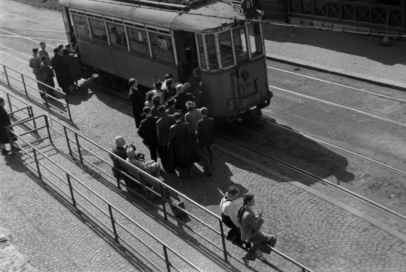 Hungary, Budapest XII., Zugliget, villamos-végállomás., 1955, Kriss Géza, Budapest, plan view, tram, passenger, sitting on a handrail, Fortepan #191829