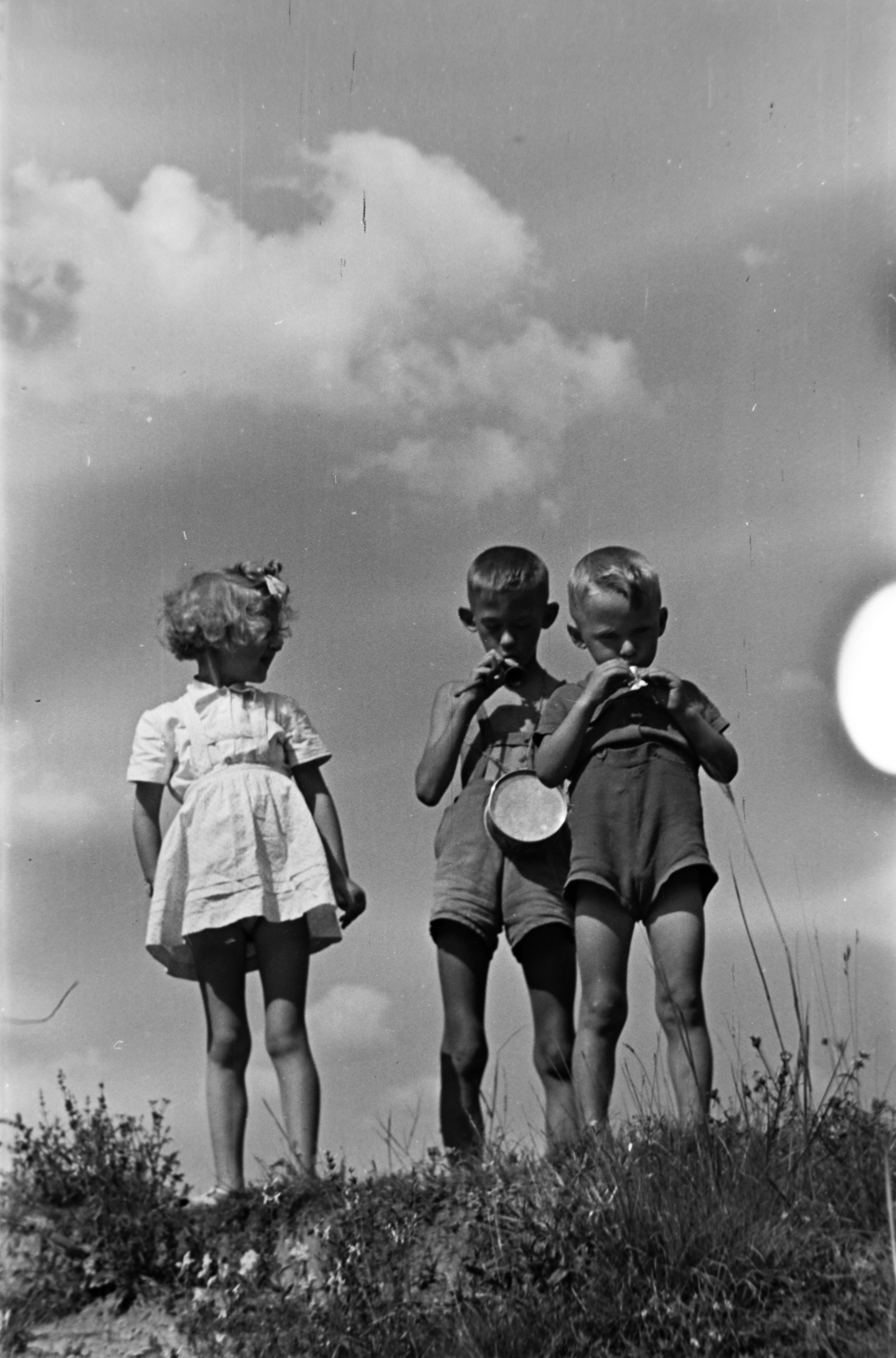 1955, Kriss Géza, girl, summer dresses, boys, musical instrument, bottom view, Fortepan #191854