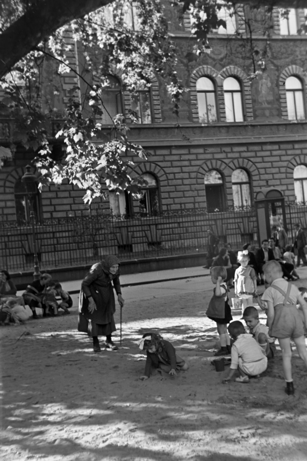 Hungary, Budapest VI., park a Szinyei Merse utca utca 2. számú ház előtt a Kodály körönd (Körönd) felőli oldalon., 1955, Kriss Géza, kids, old person, Budapest, Fortepan #191866