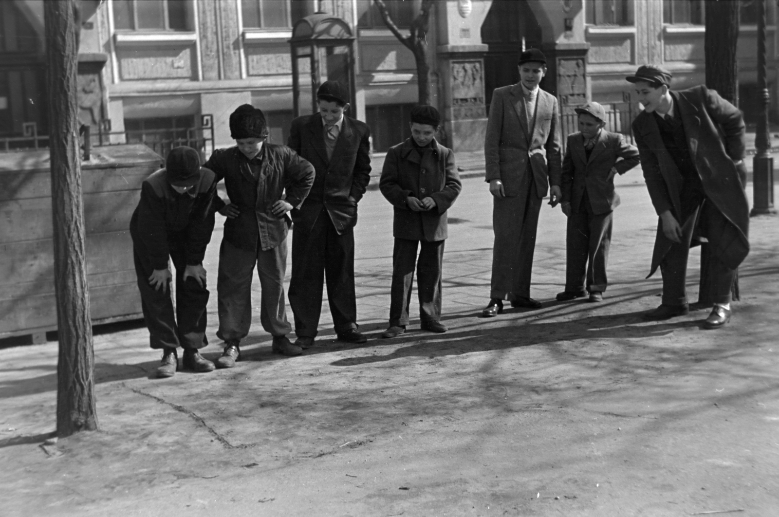 Hungary, Budapest VIII., Horváth Mihály tér, snúrozó fiúk. Háttérben a Horváth Mihály téri Gyakorló Általános Iskola (később Budapesti Fazekas Mihály Gyakorló Általános Iskola és Gimnázium)., 1955, Kriss Géza, Budapest, toy, boys, akimbo, Fortepan #191886