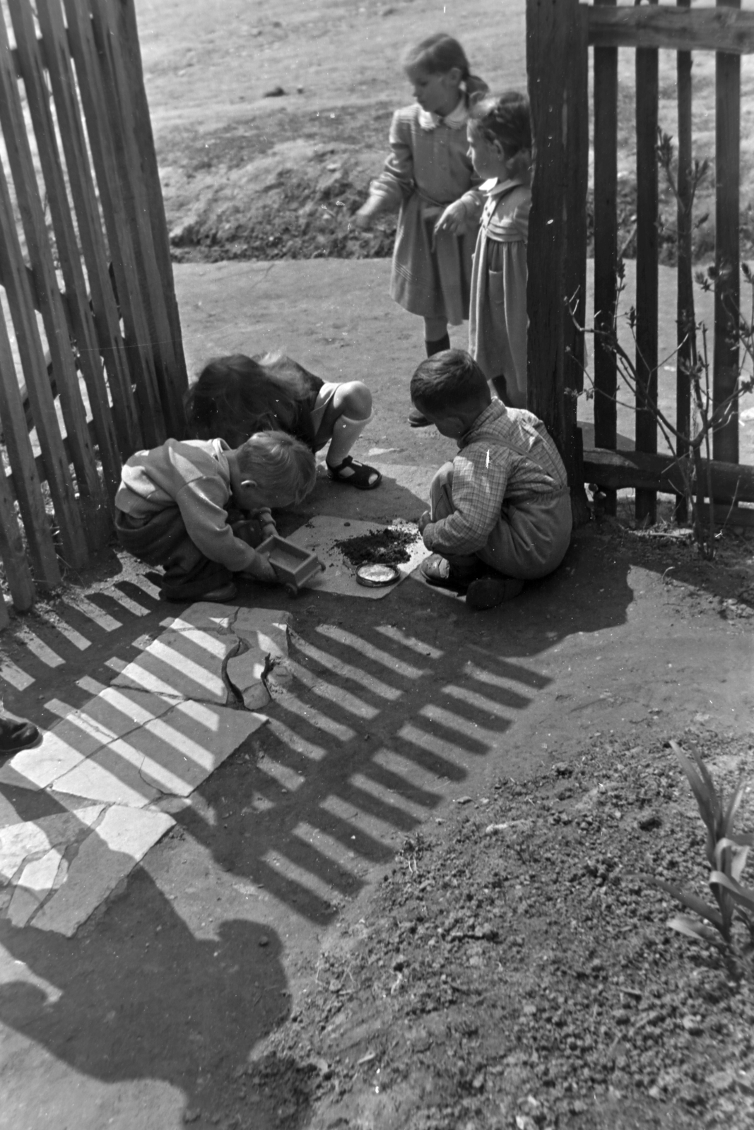 1956, Kriss Géza, kids, lath fence, toy, Fortepan #191895