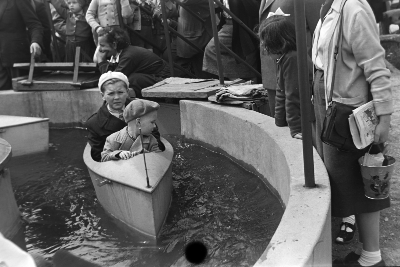 Hungary, Budapest XIV., Kis vidámpark., 1956, Kriss Géza, Budapest, kids, ship, amusement park, toy ship, Fortepan #191898