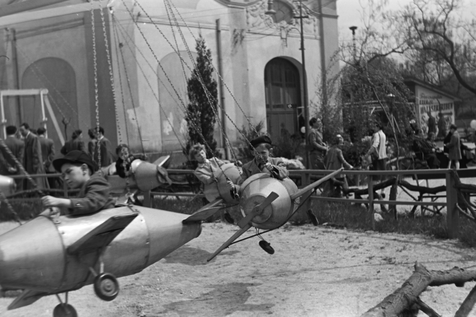 Hungary, Budapest XIV., Kis vidámpark., 1956, Kriss Géza, Budapest, airplane, carousel, amusement park, Fortepan #191901