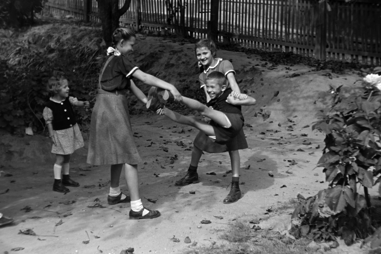 1956, Kriss Géza, kids, jesting, Fortepan #191902