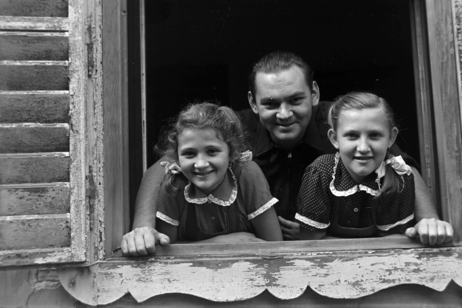 1956, Kriss Géza, smile, girls, window, fatherhood, twins, leaning out of the window, three people, Fortepan #191904