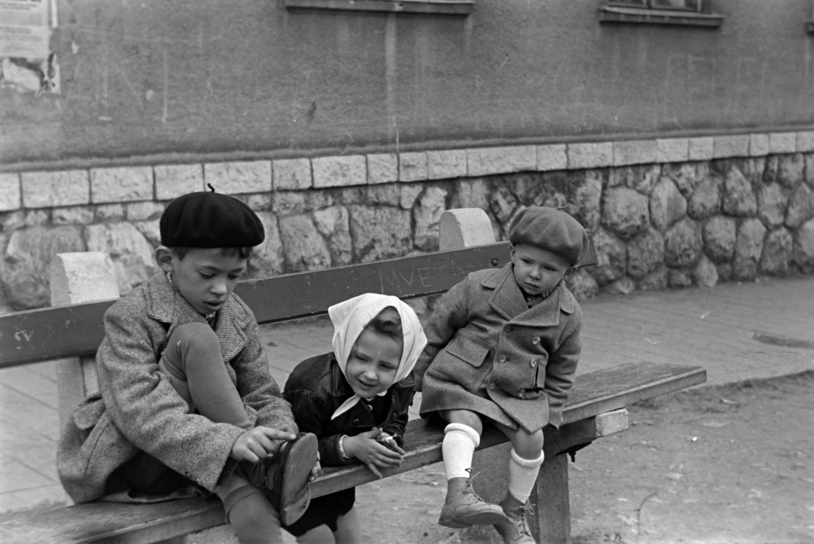 1956, Kriss Géza, sitting, bench, kid, girl, headscarf, kids, beret, three people, Fortepan #191906