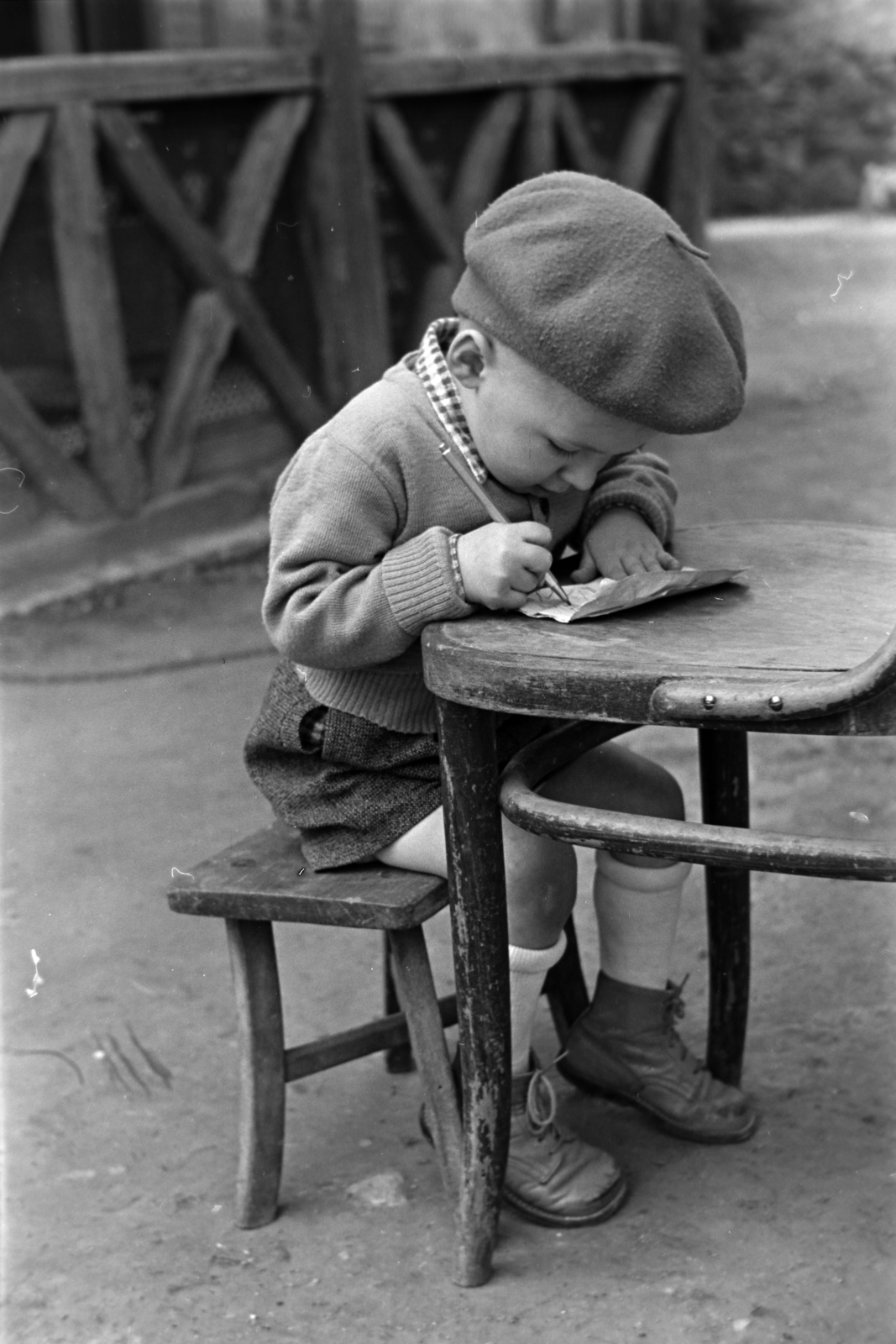 1956, Kriss Géza, sitting, kid, tonett, chair, beret, drawing, footstool, child labour, Fortepan #191910