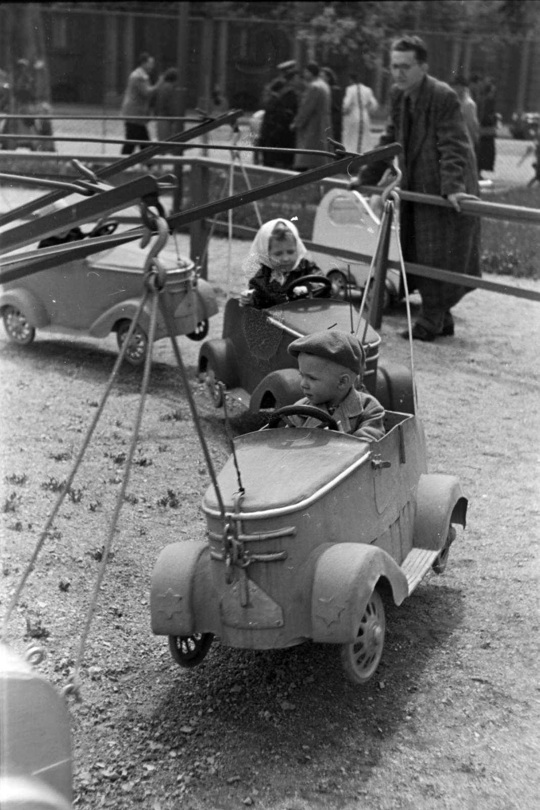 Hungary, Budapest XIV., Kis vidámpark., 1956, Kriss Géza, Budapest, kids, carousel, amusement park, model car, Fortepan #191911