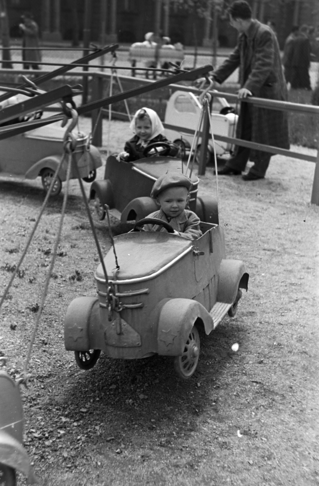 Hungary, Budapest XIV., Kis vidámpark., 1956, Kriss Géza, Budapest, kids, carousel, amusement park, model car, Fortepan #191912