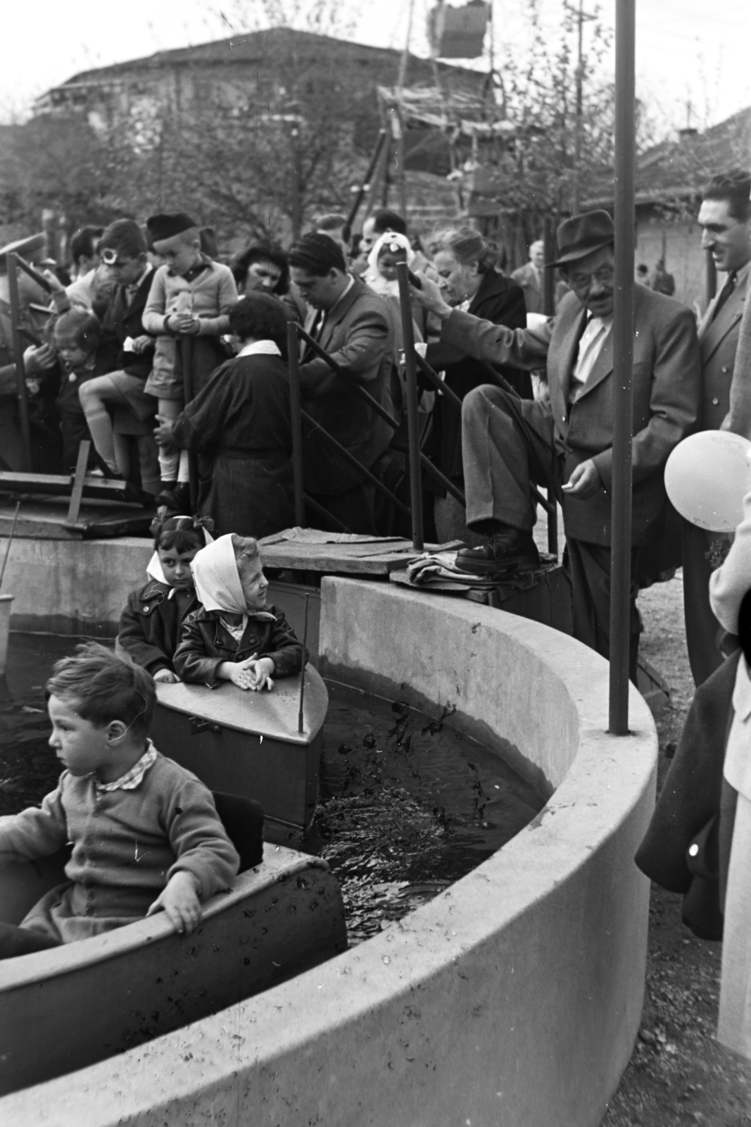 Hungary, Budapest XIV., Kis vidámpark., 1956, Kriss Géza, Budapest, kids, ship, amusement park, toy ship, Fortepan #191914