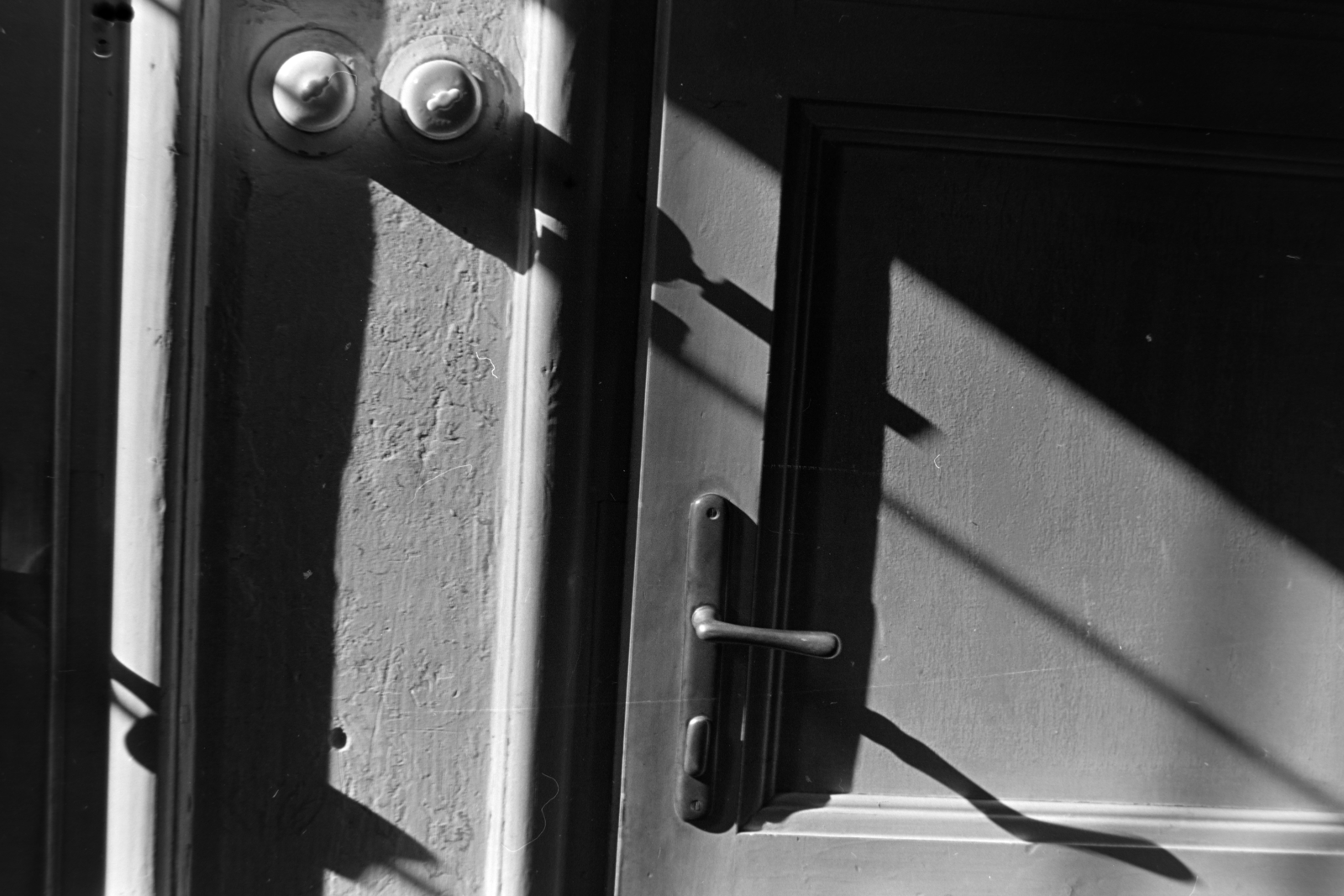Hungary, Budapest VIII., a felvétel a Beniczky Lajos utca 3–5. számú ház egyik lakásában készült., 1956, Kriss Géza, Budapest, still life, shadow, light switch, handle, door, Fortepan #191920