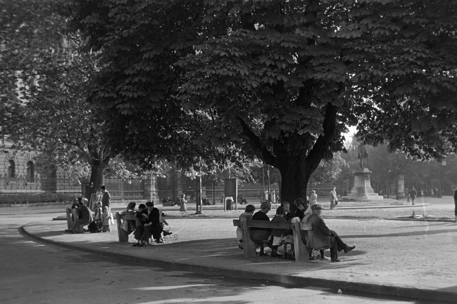 Hungary, Budapest VI., Kodály körönd (Körönd)., 1956, Kriss Géza, Budapest, bench, square, shadow, wood, sunshine, rest area, Fortepan #191922