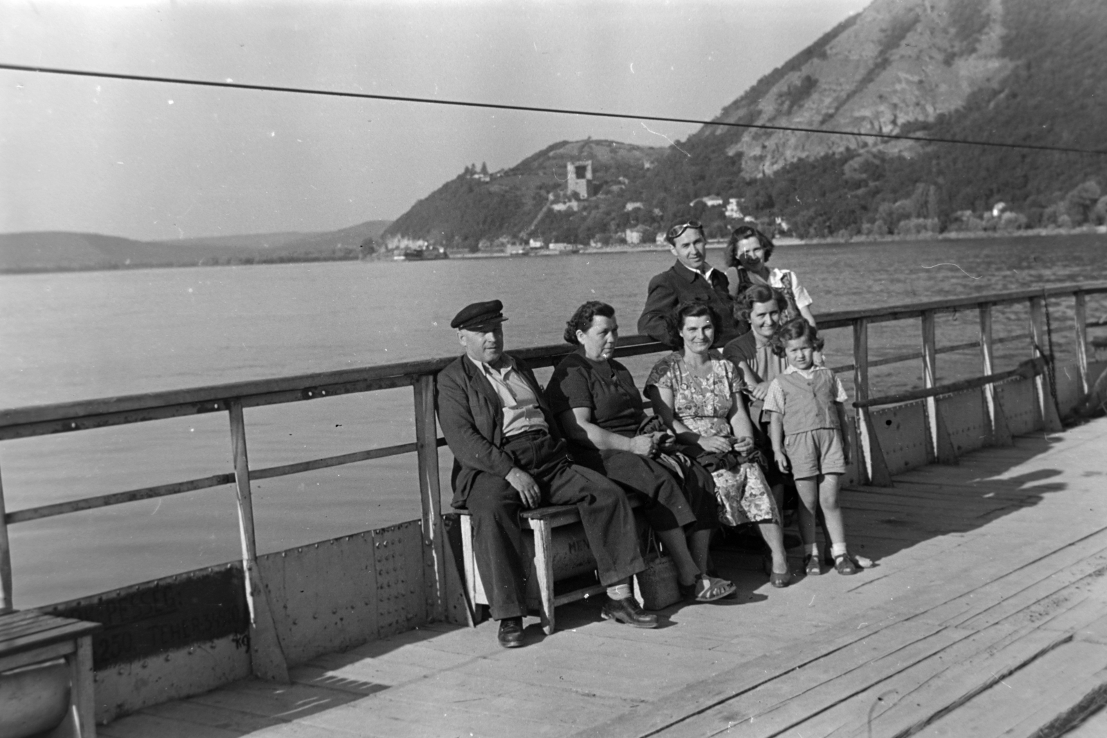 Hungary,Danube Bend, Visegrád, a Nagymaros és Visegrád között közlekedő komp a Dunán, háttérben a Várhegy és balra az Alsóvár a lakótoronnyal / Salamon-torony., 1956, Kriss Géza, family, kid, ferry, Fortepan #191932